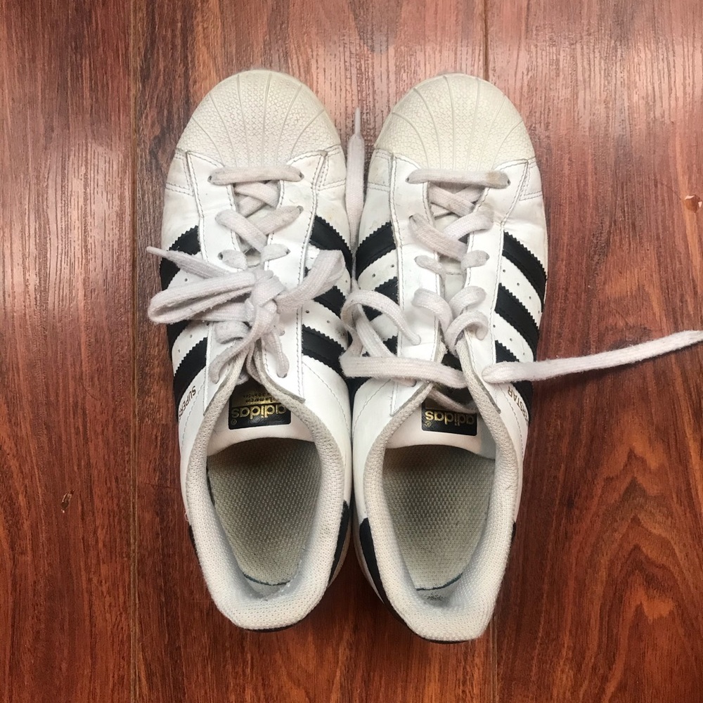 Adidas men’s Superstar size 6.5. great condition